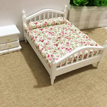 Кукольный домик Миниатюрная мебель для спальни Деревянная двуспальная кровать с цветочным рисунком 1/12 Модель Toy Home Decor